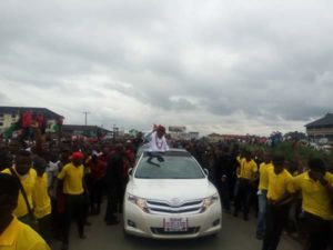 Biafra : Nnamdi Kanu On Top Of His Car Waving At His Supporters In Rivers (Photos) 2 5692564 fbimg1500652686713 jpegffb3c4f404d6adad67da64345e24aa24