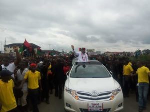 Biafra : Nnamdi Kanu On Top Of His Car Waving At His Supporters In Rivers (Photos) 3 5692565 fbimg1500652682784 jpegc572e43c7f0d4485c1b69826510e09bf